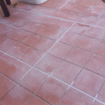 רצפת מרפסת עם סימני ניקוי על האריחים