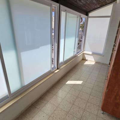 חלונות אלומיניום עם זכוכית חלבית בחדר מואר