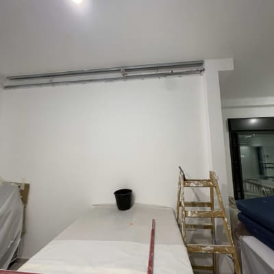 צינור מתכת על תקרה עם מתז כיבוי אש