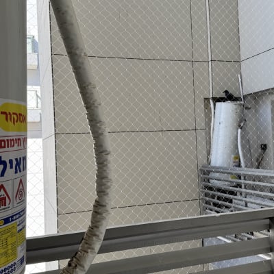 רשת מתכת למניעת כניסת יונים במרפסת