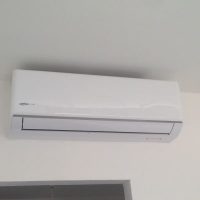 מזגן קיר לבן מותקן על קיר לבן