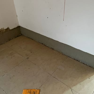 איטום קיר עם חומר אפור בפינה תחתונה