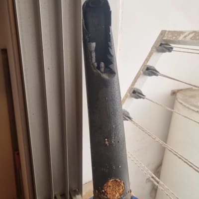 צינור שחור פגום עם חור גדול