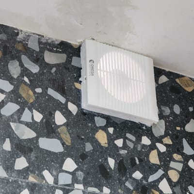 מאוורר קיר חשמלי מותקן על קיר