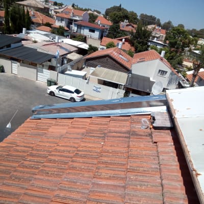 גגות רעפים ביישוב עם בתים פרטיים