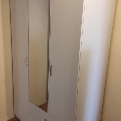 ארון בגדים עם מראה ודלתות לבנות