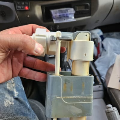 יד מחזיקה חלק פלסטיק של מערכת אינסטלציה