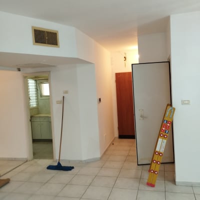 מגב על הרצפה ודלת פתוחה בחדר