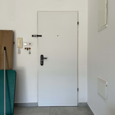 דלת לבנה עם מנעול וחפצים ליד