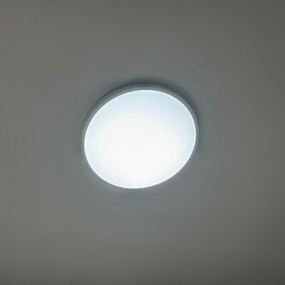 תאורה עגולה מותקנת בתקרה לבנה