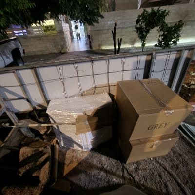 ארגזים וציוד ארוזים ברחוב, קשור להובלה