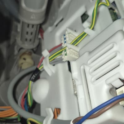 חוטי חשמל ומחברים בתוך מכשיר אלקטרוני