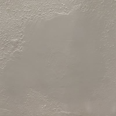 קיר עם טיח חלק ותיקון צבע