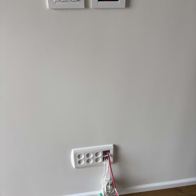 שקעי חשמל וכבלים יוצאים מהקיר