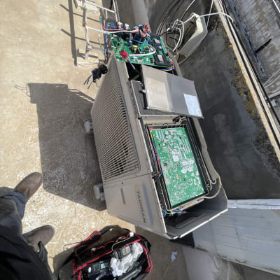 יחידת מיזוג אוויר פתוחה עם לוחות חשמל