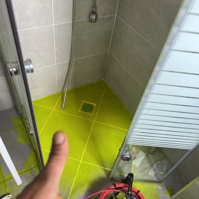 מכשיר איתור נזילות במקלחת עם רצפה רטובה