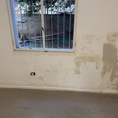 קיר עם תיקוני טיח ליד חלון