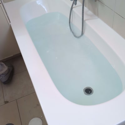 אמבטיה עם מים, ברז ומקלחת