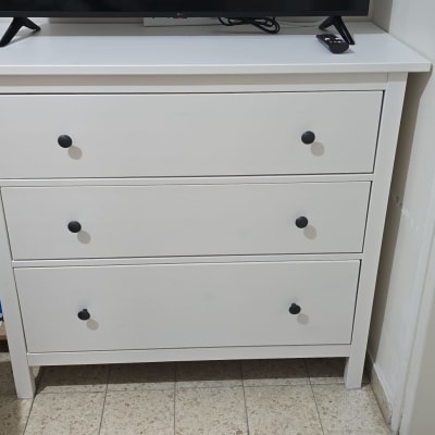 שידה לבנה עם שלוש מגירות בחדר