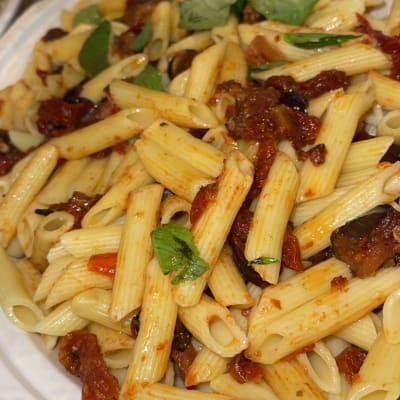 פסטה פנה עם עגבניות מיובשות ובזיליקום