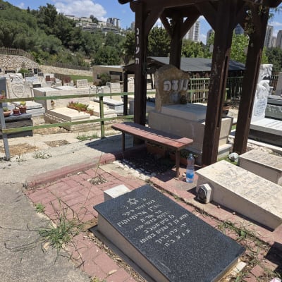 מצבות בבית קברות עם כיתוב בעברית