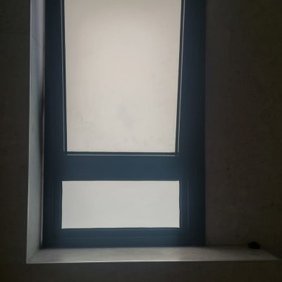 חלון עם מסגרת אלומיניום כהה