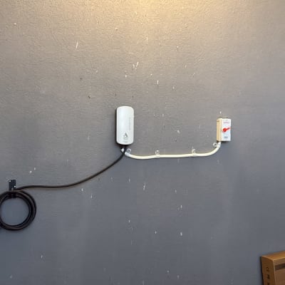 מטען לרכב חשמלי מותקן על קיר אפור