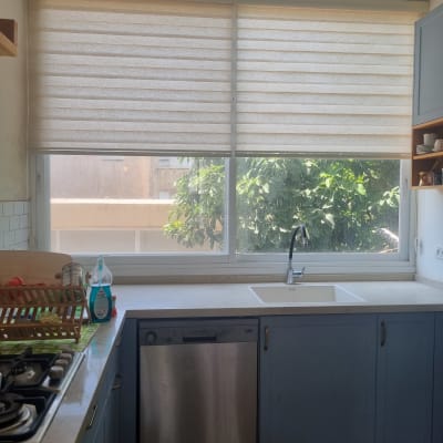 וילון גלילה במטבח מעל כיור