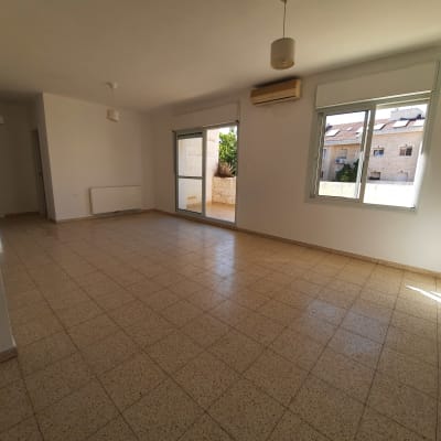 רצפה נקייה בחדר ריק עם חלונות גדולים