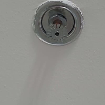 מתז כיבוי אש מותקן בתקרה