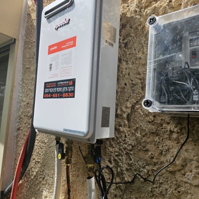 יחידת חימום גז מותקנת על קיר חיצוני