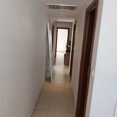 מסדרון עם קירות צבועים ודלתות עץ