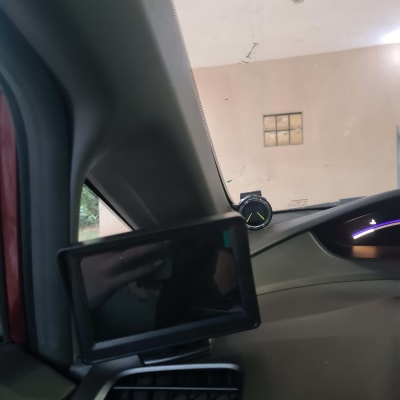 מסך קטן ומד מהירות בתוך רכב