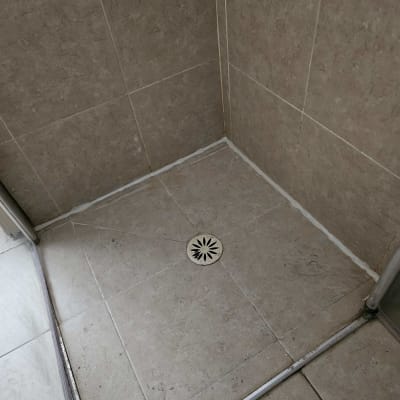 רצפת מקלחת עם ניקוז, אריחים ואיטום