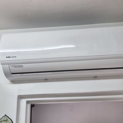 מזגן מותקן על קיר מעל דלת