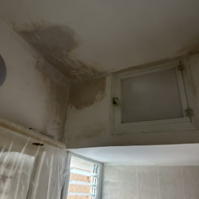 תקרה עם סימני רטיבות ותיקון צבע