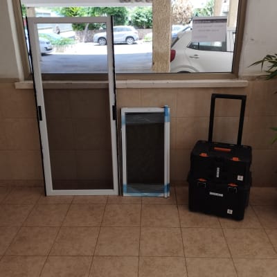 מסגרות אלומיניום לחלונות מונחות על הרצפה