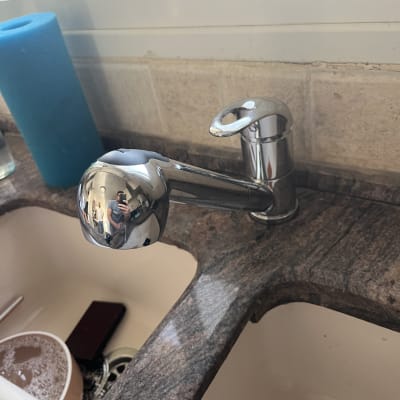 ברז מטבח כסוף על שיש אפור