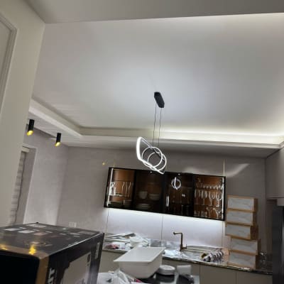 נברשת תלויה מהתקרה במטבח מודרני