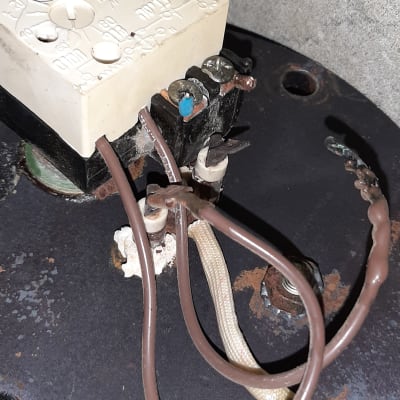 חיבורים חשמליים על דוד שמש עם חוטים ומחברים