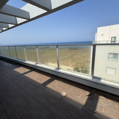 מרפסת עם רצפה מלוכלכת ופסולת, נוף לים