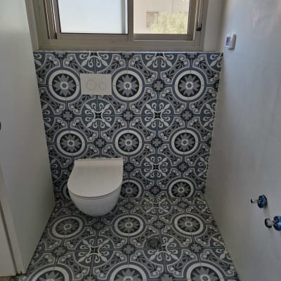 שירותים עם אריחים מעוצבים על הקיר והרצפה