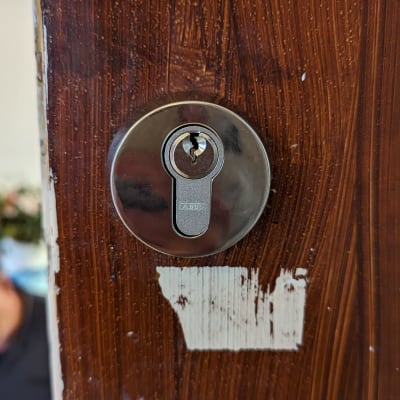 מנעול כסוף בדלת עץ חומה