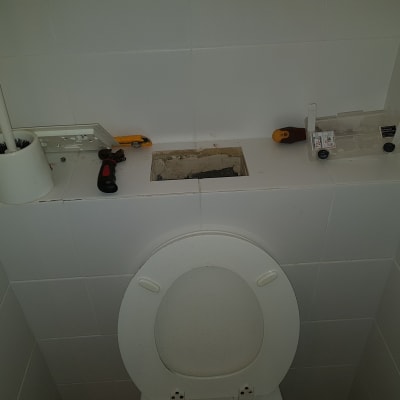 כלים לתיקון שירותים, מברג ומפתח צינורות