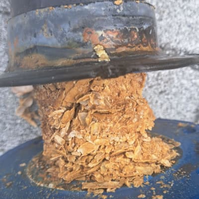 חלק תחתון של דוד שמש עם הצטברות אבנית