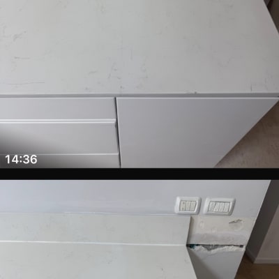 משטח שיש לבן עם ארונות מטבח