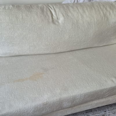 ספה לבנה עם כתם קטן על המושב