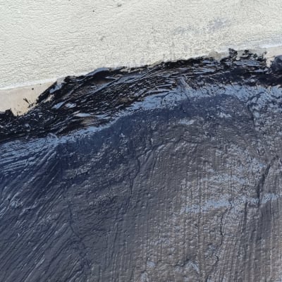 איטום קיר עם חומר שחור