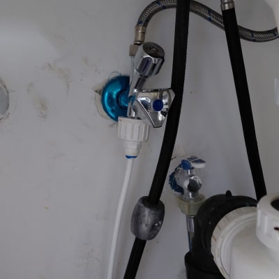 ברזים וצינורות מתחת לכיור במטבח