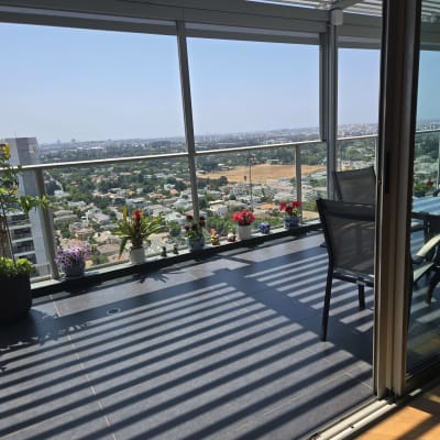 מרפסת עם צמחים ונוף עירוני